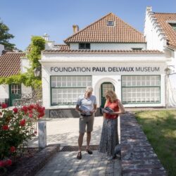 Bezoekers voor het museum Paul Delvaux in de pittoreske woonwijk