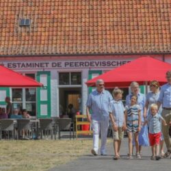 Gezellige drukte op het terras van de museumherberg De Peerdevisscher