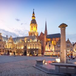 Grote Markt van Veurne met terrasjes bij het vallen van de avond