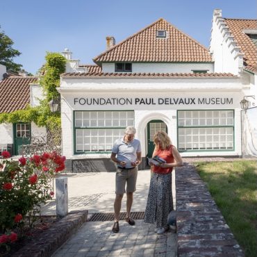 Bezoekers voor het museum Paul Delvaux in de pittoreske woonwijk