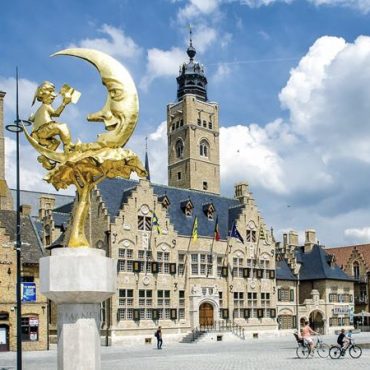 De charmante grote Markt van Diksmuide met het bladgouden standbeeld van Het Manneke van de Mane