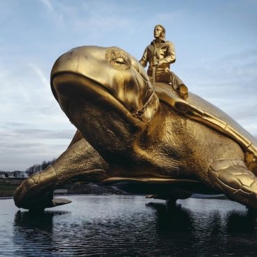 De reusachtige schildpad van Jan Fabre na restauratie op het plein voor het Centrum Ysara