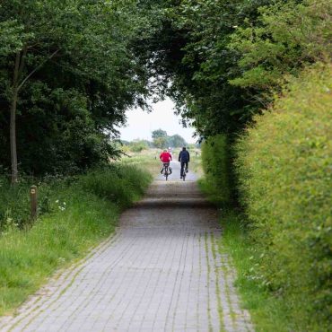 Twee fietsers op de spoorwegbedding van Nieuwpoort naar Diksmuide