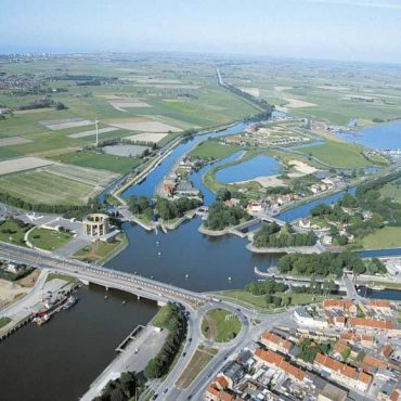 Luchtfoto van het sluizencomplex de Ganzepoot te Nieuwpoort met zicht op de polders