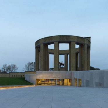 Het cirkelvormig Albertmonument met zijn bakstenen zuilen geeft toegang tot het bezoekerscentrum Westfront