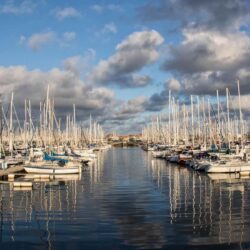 Honderden zeilboten netjes aangemeerd in de jachthaven maken vanwege al die masten een imposant beeld onder een bewolkte hemel